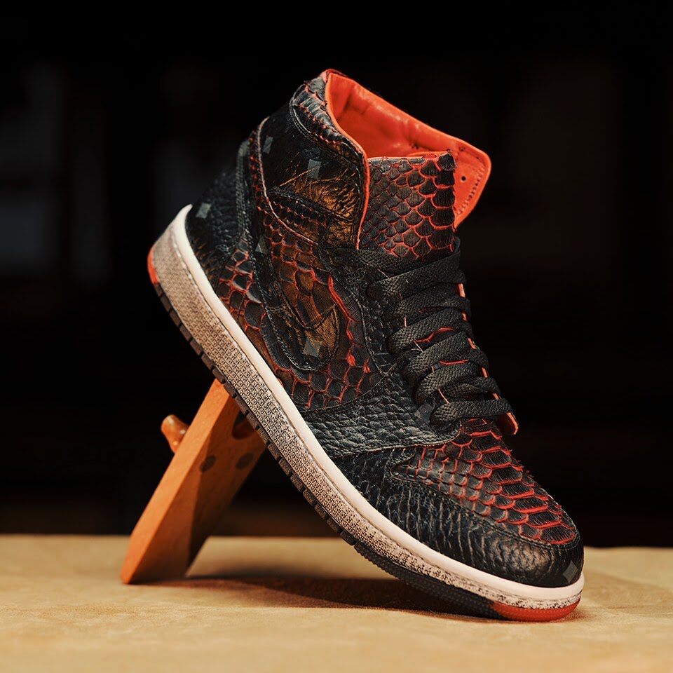 Rot-Schwarze High-Top-Sneaker nach Maß